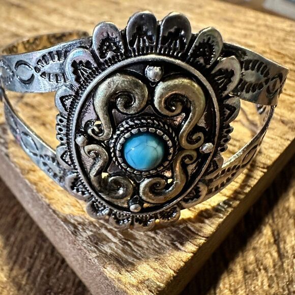 Vintage Southwestern Turquoise Cuff Bracelet for Boho Chic Cowgirls, Gift-Ready‎ - Picture 9 of 9